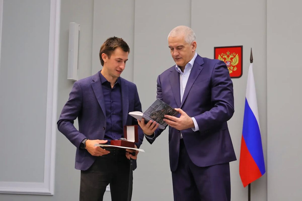 Сергей Аксёнов вручил дипломы выпускникам региональной кадровой программы «Герои Крыма» Сергей Аксёнов вручил дипломы выпускникам региональной кадровой программы «Герои Крыма»