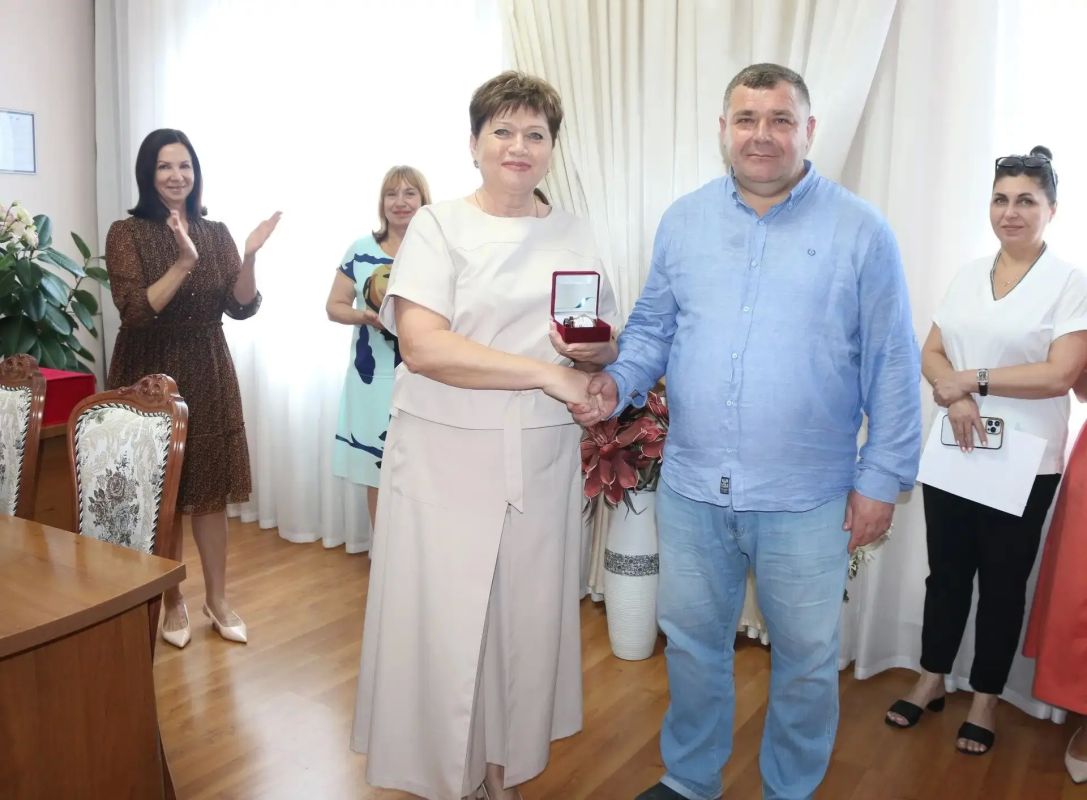 Директору Крымского этнографического музея вручен ценный подарок Председателя Госсовета республики Директору Крымского этнографического музея вручен ценный подарок Председателя Госсовета республики