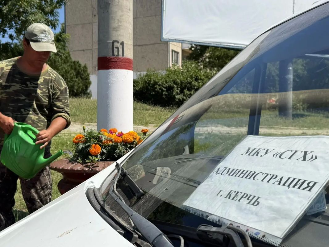Ежедневно сотрудники Службы городского хозяйства поливают цветы, высаженные в городских парках, скверах, вдоль основных автомобильных магистралей Ежедневно сотрудники Службы городского хозяйства поливают цветы, высаженные в городских парках, скверах, вдоль основных автомобильных магистралей
