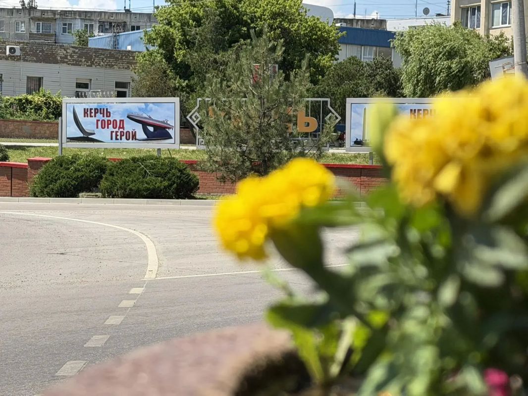 Ежедневно сотрудники Службы городского хозяйства поливают цветы, высаженные в городских парках, скверах, вдоль основных автомобильных магистралей Ежедневно сотрудники Службы городского хозяйства поливают цветы, высаженные в городских парках, скверах, вдоль основных автомобильных магистралей