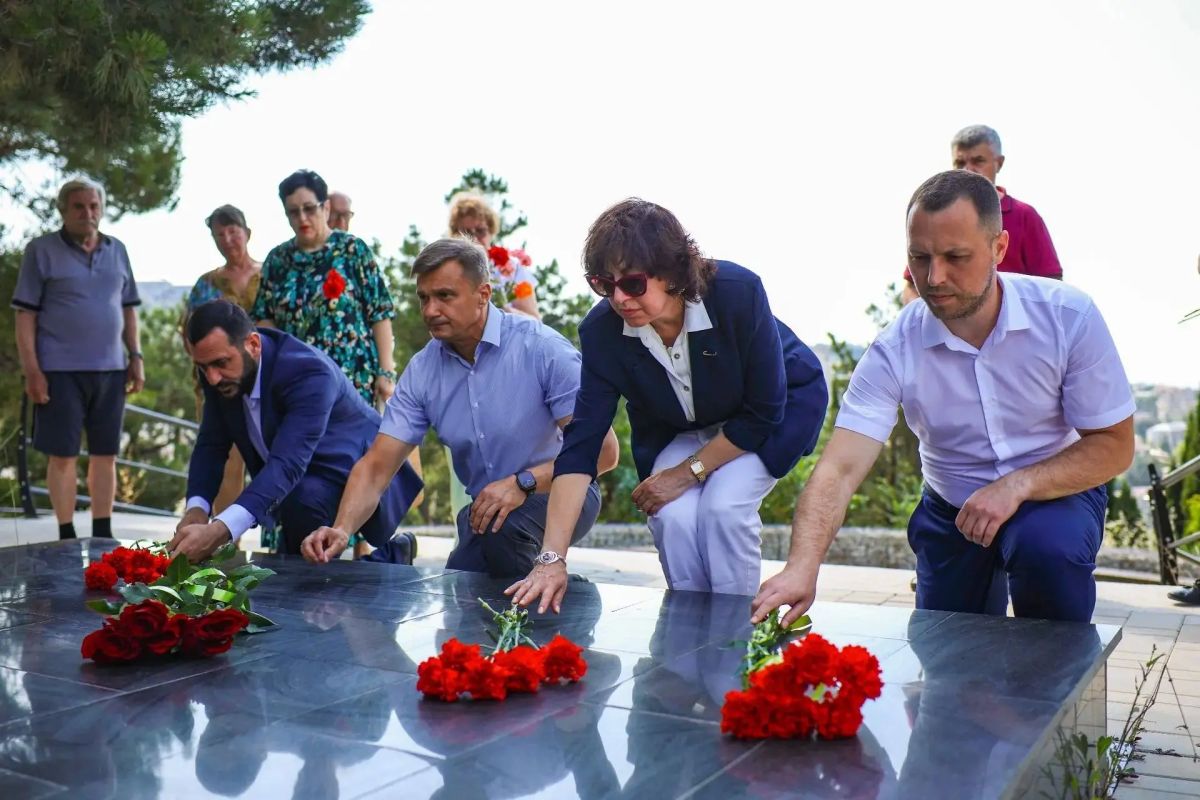 В Ялте почтили память жертв депортации из Крыма армянского, болгарского и греческого народов В Ялте почтили память жертв депортации из Крыма армянского, болгарского и греческого народов