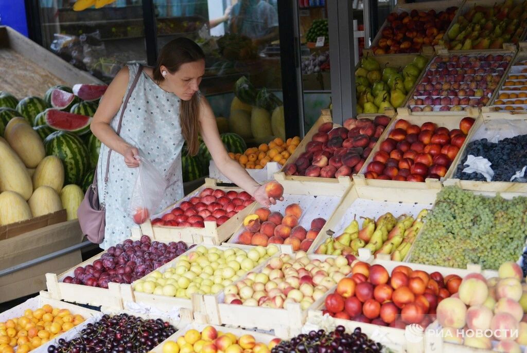 Летом нежелательно заменять все приемы пищи фруктами и овощами