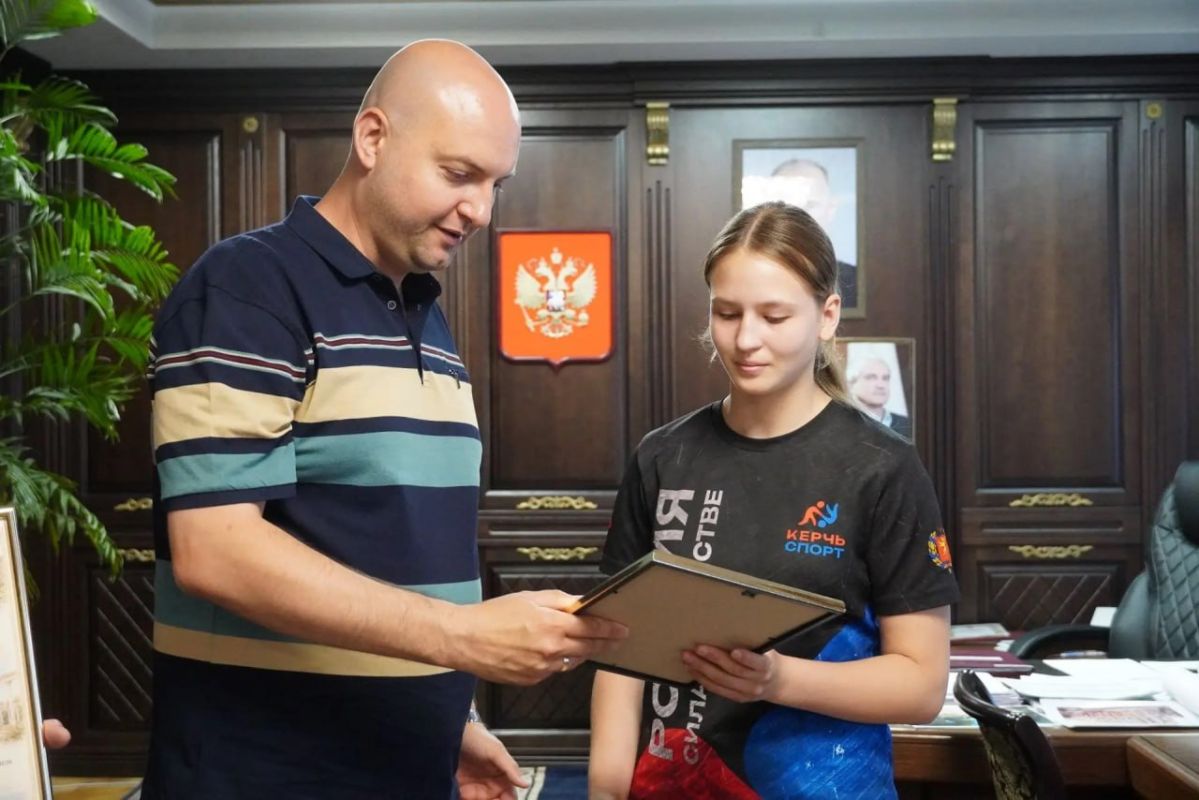 Иван Кошель: Вручил благодарственные письма от администрации — бронзовому призёру Первенства России по самбо Дарье Долгих и её тренеру Эдуарду Онопричу Иван Кошель: Вручил благодарственные письма от администрации — бронзовому призёру Первенства России по самбо Дарье Долгих и её тренеру Эдуарду Онопричу