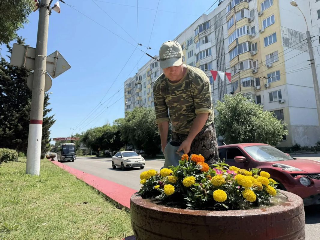 Ежедневно сотрудники Службы городского хозяйства поливают цветы, высаженные в городских парках, скверах, вдоль основных автомобильных магистралей Ежедневно сотрудники Службы городского хозяйства поливают цветы, высаженные в городских парках, скверах, вдоль основных автомобильных магистралей