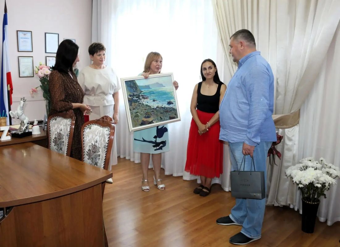 Директору Крымского этнографического музея вручен ценный подарок Председателя Госсовета республики Директору Крымского этнографического музея вручен ценный подарок Председателя Госсовета республики