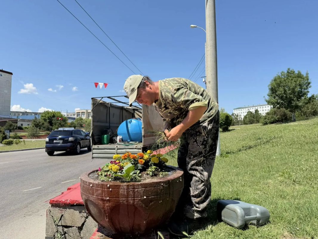 Ежедневно сотрудники Службы городского хозяйства поливают цветы, высаженные в городских парках, скверах, вдоль основных автомобильных магистралей Ежедневно сотрудники Службы городского хозяйства поливают цветы, высаженные в городских парках, скверах, вдоль основных автомобильных магистралей