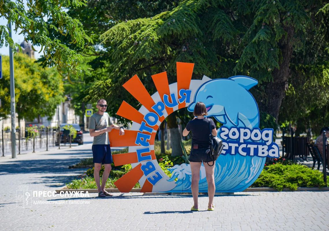 Летом утренняя Евпатория по-особенному прекрасна: жара еще не набрала силу, солнце ласково греет, воздух свежий и пропитан морским бризом Летом утренняя Евпатория по-особенному прекрасна: жара еще не набрала силу, солнце ласково греет, воздух свежий и пропитан морским бризом