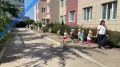 Как детей проводят в укрытия во время воздушной тревоги в детском саду №127