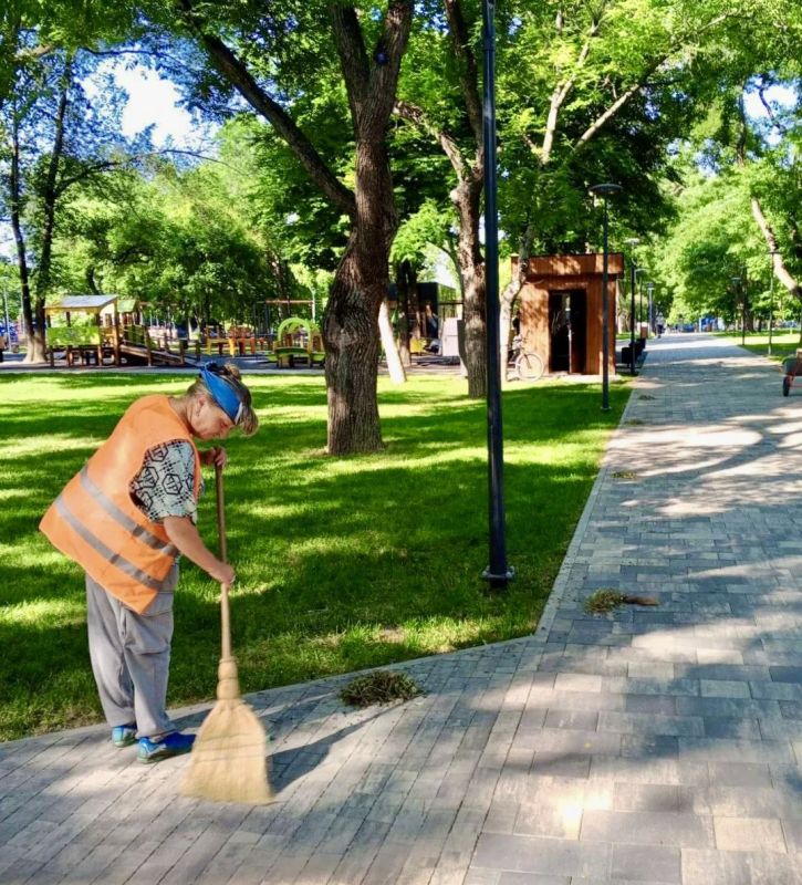 Зелёные уголки Симферополя: ежедневный уход и забота Зелёные уголки Симферополя: ежедневный уход и забота