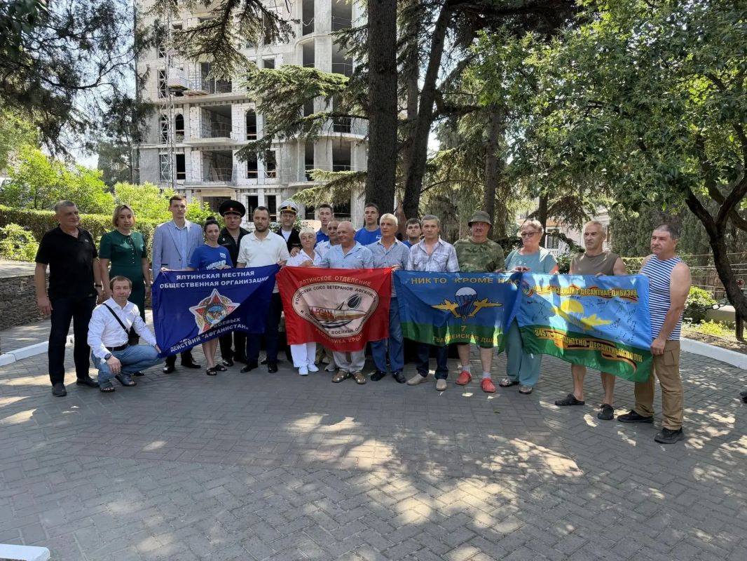 В Ялте росгвардейцы почтили память ветеранов боевых действий В Ялте росгвардейцы почтили память ветеранов боевых действий