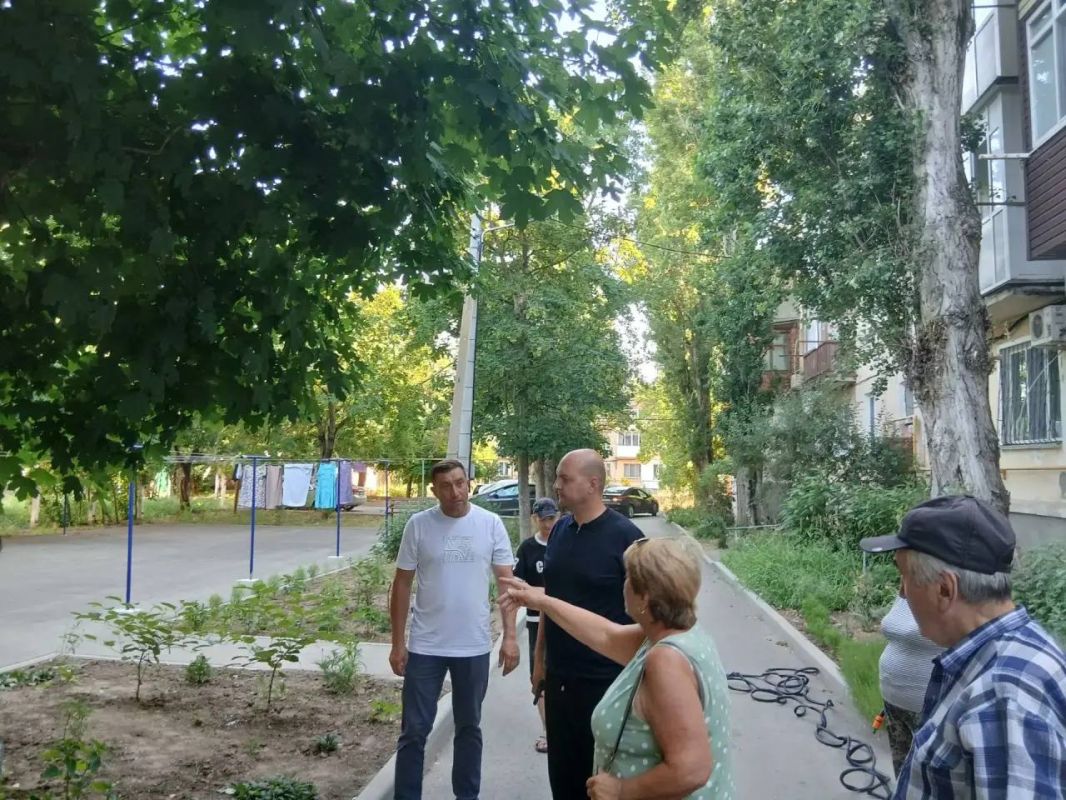 Иван Кошель: Вместе с депутатом горсовета от «Единой России» Анатолием Красниковым провели встречу с жителями дома 45а по ул. Орджоникидзе. Обсудили накопившиеся проблемы и их решение Иван Кошель: Вместе с депутатом горсовета от «Единой России» Анатолием Красниковым провели встречу с жителями дома 45а по ул. Орджоникидзе. Обсудили накопившиеся проблемы и их решение
