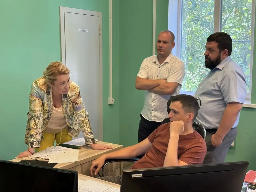 Янина Павленко: С моим первым замом Сергеем Сергеевичем Олефиренко сегодня посетили РЭС Ялты Янина Павленко: С моим первым замом Сергеем Сергеевичем Олефиренко сегодня посетили РЭС Ялты