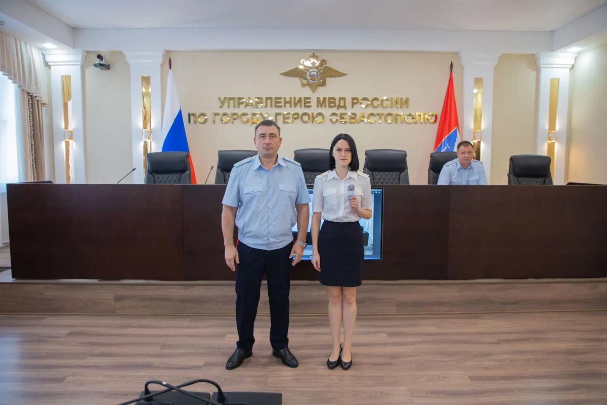 В Управлении МВД России по г.Севастополю состоялось вручение новых погон и торжественные проводы на пенсию сотрудника