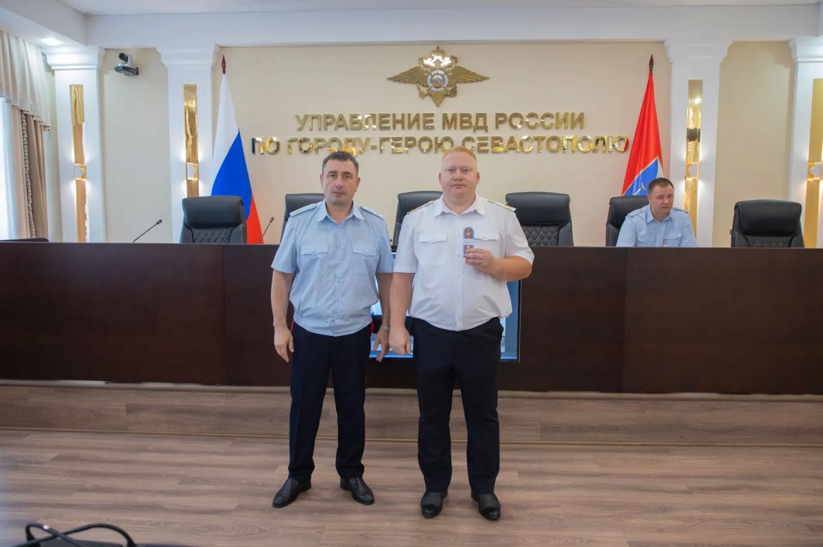 В Управлении МВД России по г.Севастополю состоялось вручение новых погон и торжественные проводы на пенсию сотрудника В Управлении МВД России по г.Севастополю состоялось вручение новых погон и торжественные проводы на пенсию сотрудника
