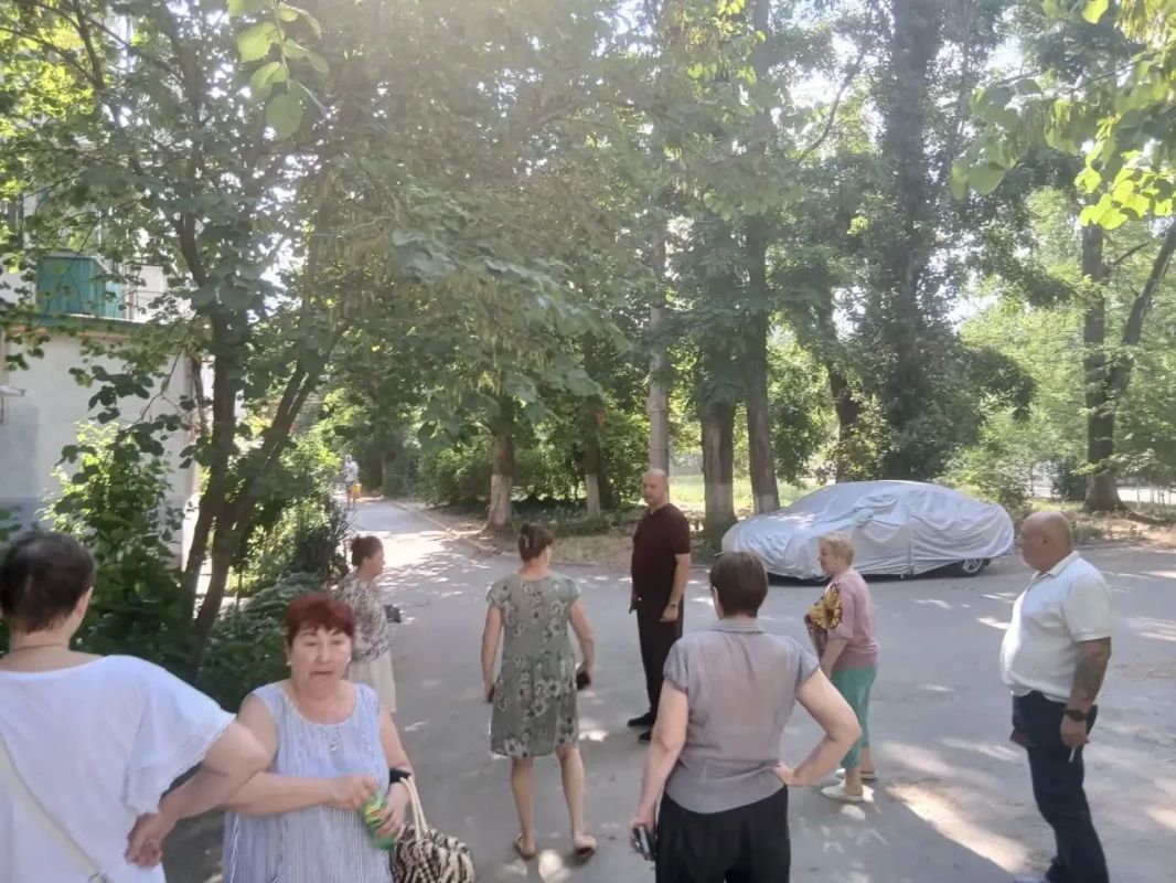 Иван Кошель: Вместе с депутатом Керченского городского совета от "Единой России" Дмитрием Андропуло обсудил насущные вопросы жителей МКД 81, 83, 85 по ул. Кирова Иван Кошель: Вместе с депутатом Керченского городского совета от "Единой России" Дмитрием Андропуло обсудил насущные вопросы жителей МКД 81, 83, 85 по ул. Кирова