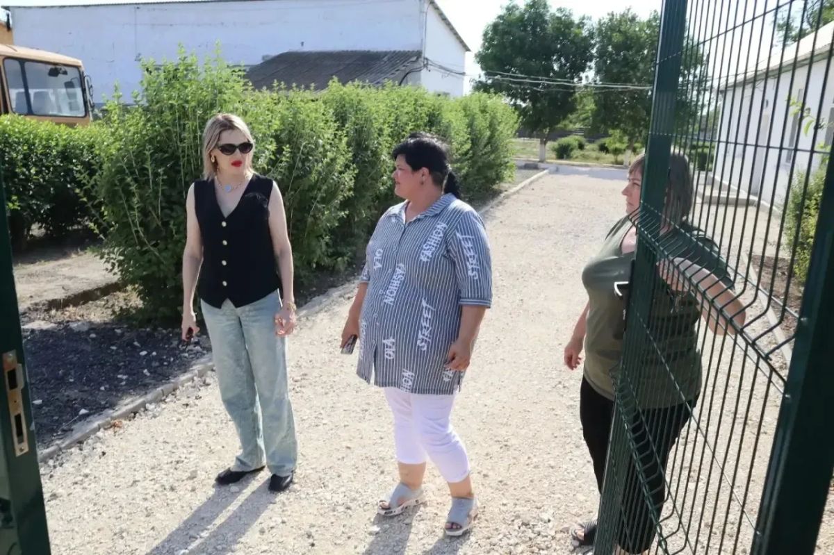 Инна Федоренко: Проверила состояние территории школы в с. Овощное. Здесь уже подготавливаем основание под асфальтирование территории