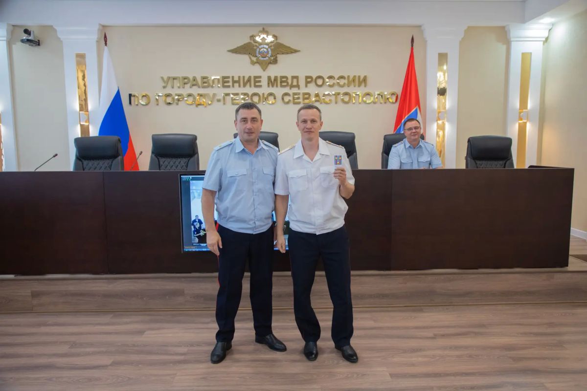 В Управлении МВД России по г.Севастополю состоялось вручение новых погон и торжественные проводы на пенсию сотрудника В Управлении МВД России по г.Севастополю состоялось вручение новых погон и торжественные проводы на пенсию сотрудника