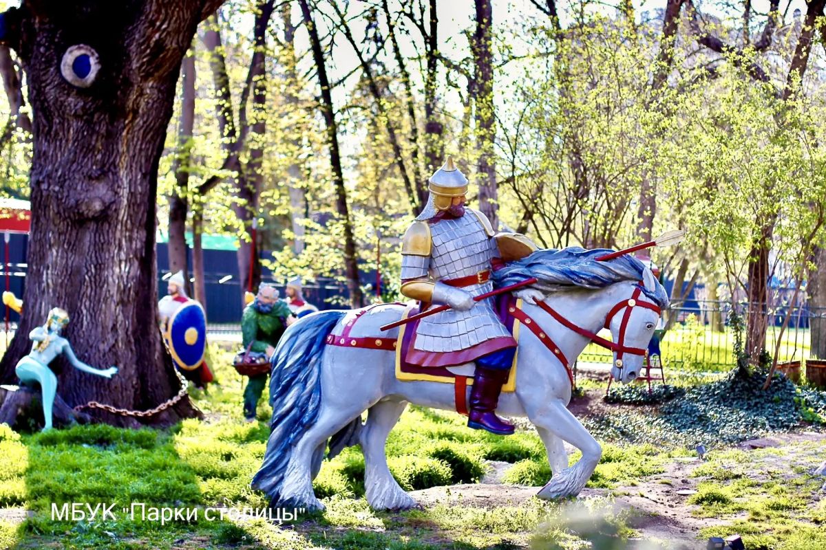 #ЛегендыДетскогоПарка. Богатырь с историей: кто скрывается за Русланом на Поляне сказок? Одна из самых узнаваемых фигур Поляны сказок — Руслан на коне, готовый к бою с головой-великаном #ЛегендыДетскогоПарка. Богатырь с историей: кто скрывается за Русланом на Поляне сказок? Одна из самых узнаваемых фигур Поляны сказок — Руслан на коне, готовый к бою с головой-великаном