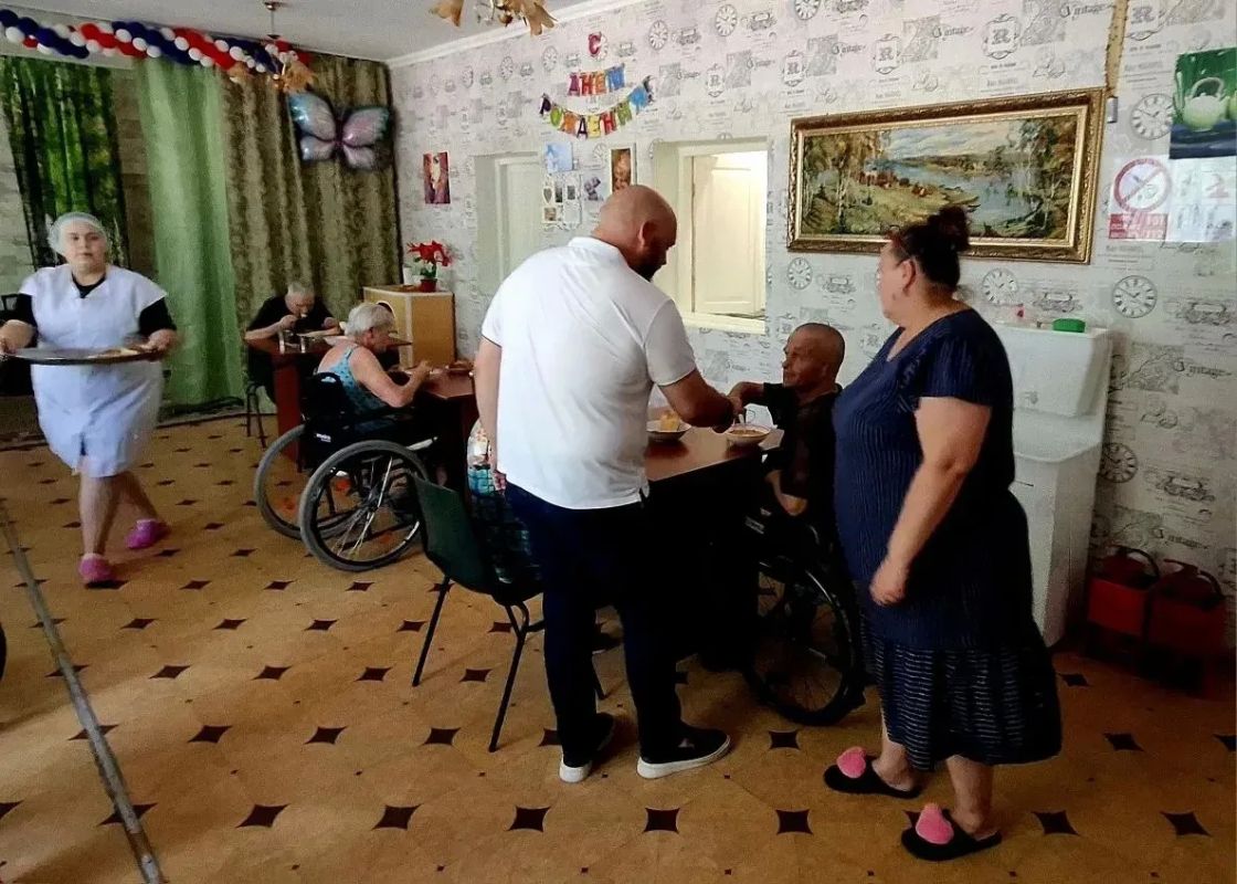 Проверил, как живут подопечные в Чаплинском гериатрическом пансионате Проверил, как живут подопечные в Чаплинском гериатрическом пансионате