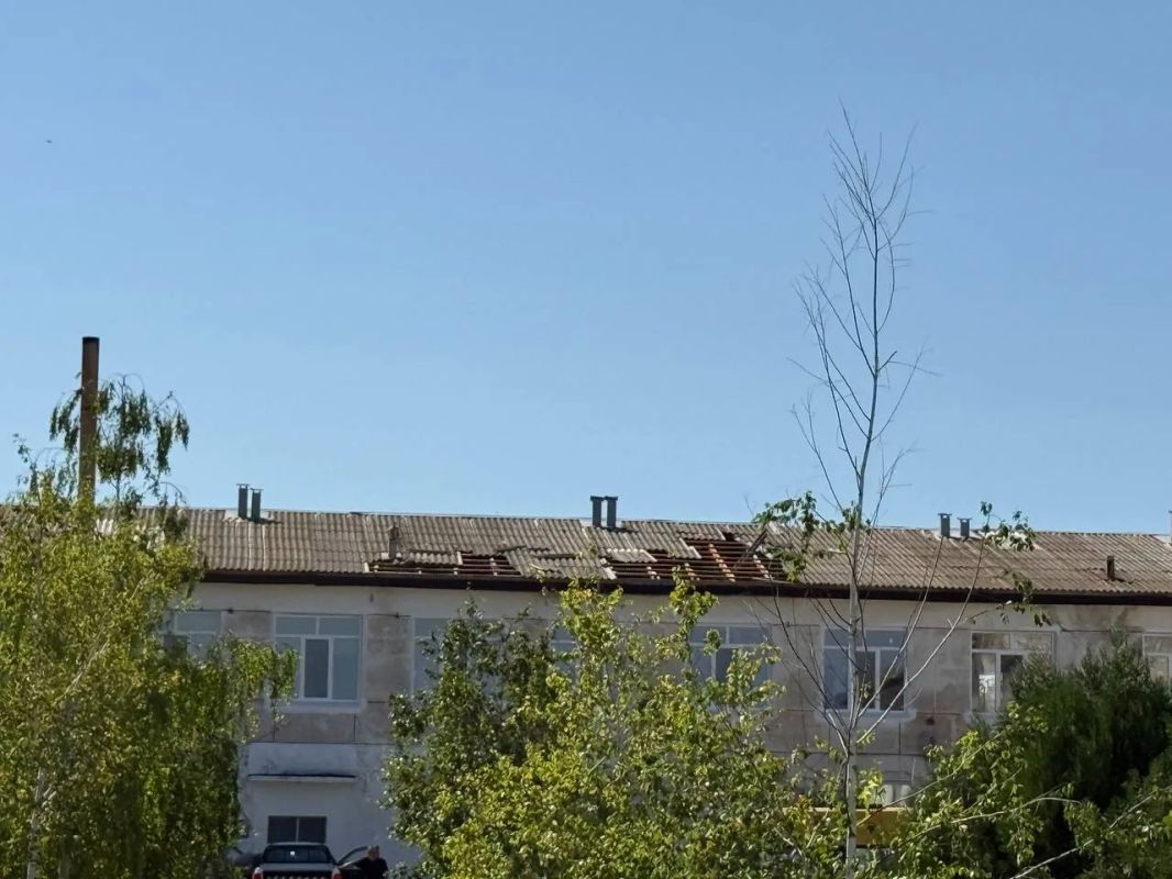 Часть кровель домов и школ повреждена в Нижнегорском районе изза вчерашней непогоды Часть кровель домов и школ повреждена в Нижнегорском районе изза вчерашней непогоды