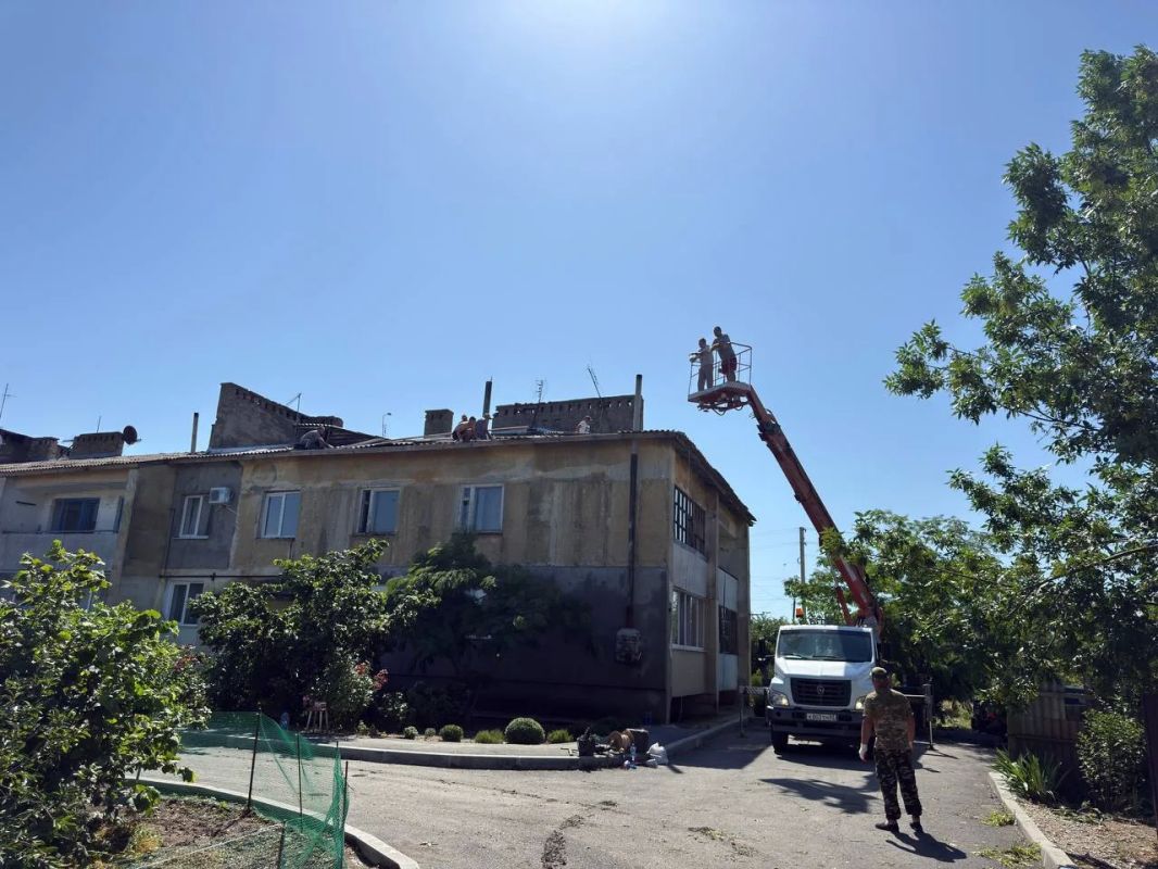 Часть кровель домов и школ повреждена в Нижнегорском районе изза вчерашней непогоды Часть кровель домов и школ повреждена в Нижнегорском районе изза вчерашней непогоды