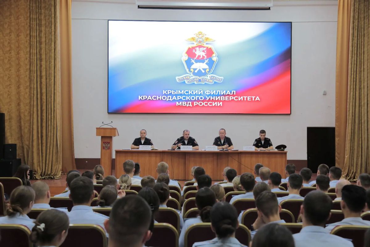 Врио заместителя Министра внутренних дел по Республике Крым провёл встречу со слушателями выпускных курсов Крымского филиала Краснодарского университета МВД России Врио заместителя Министра внутренних дел по Республике Крым провёл встречу со слушателями выпускных курсов Крымского филиала Краснодарского университета МВД России