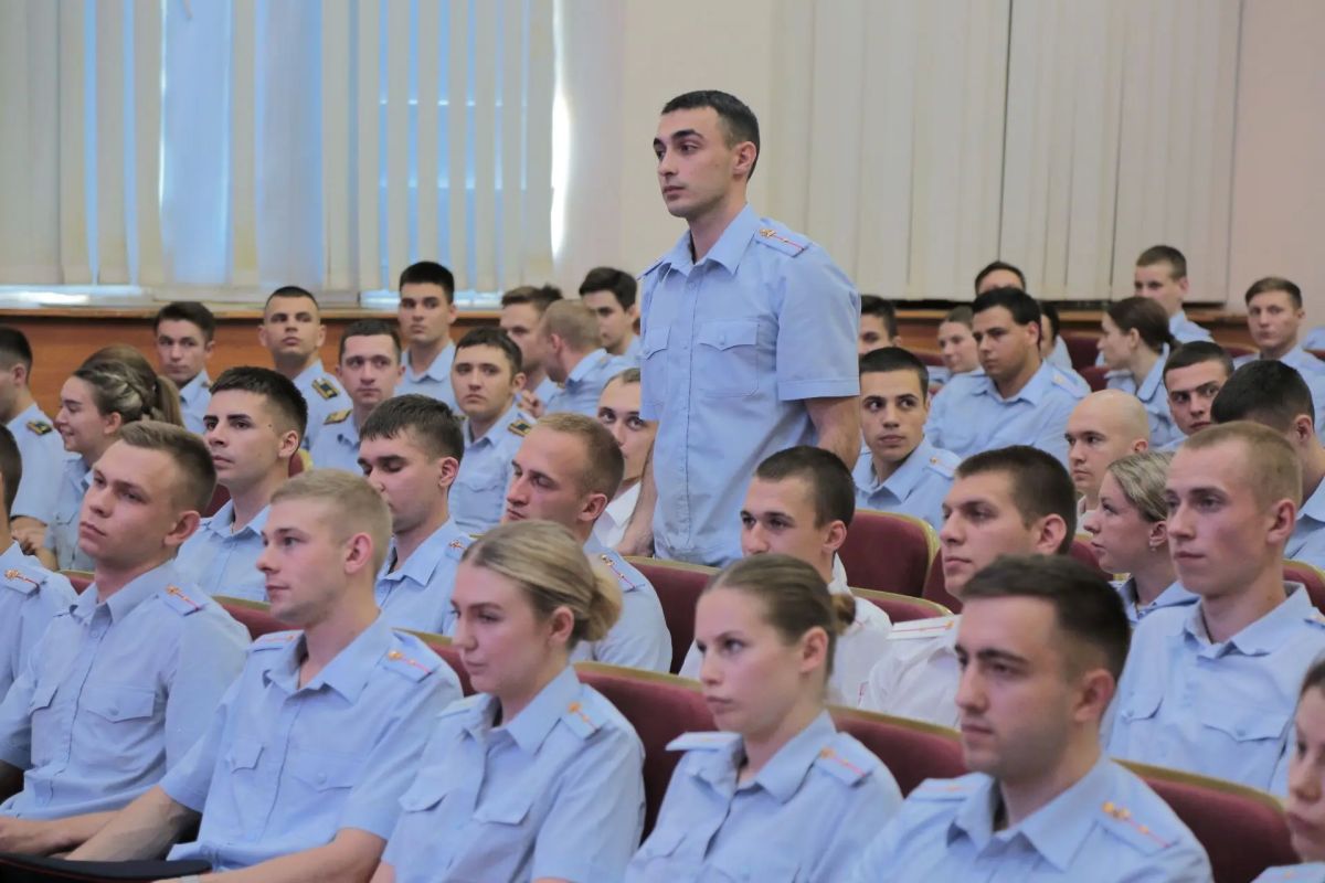 Врио заместителя Министра внутренних дел по Республике Крым провёл встречу со слушателями выпускных курсов Крымского филиала Краснодарского университета МВД России Врио заместителя Министра внутренних дел по Республике Крым провёл встречу со слушателями выпускных курсов Крымского филиала Краснодарского университета МВД России