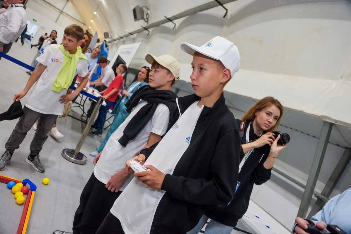 Министр просвещения Сергей Кравцов посетил фестиваль беспилотных летательных аппаратов «Взлетай» на Сахалине Министр просвещения Сергей Кравцов посетил фестиваль беспилотных летательных аппаратов «Взлетай» на Сахалине