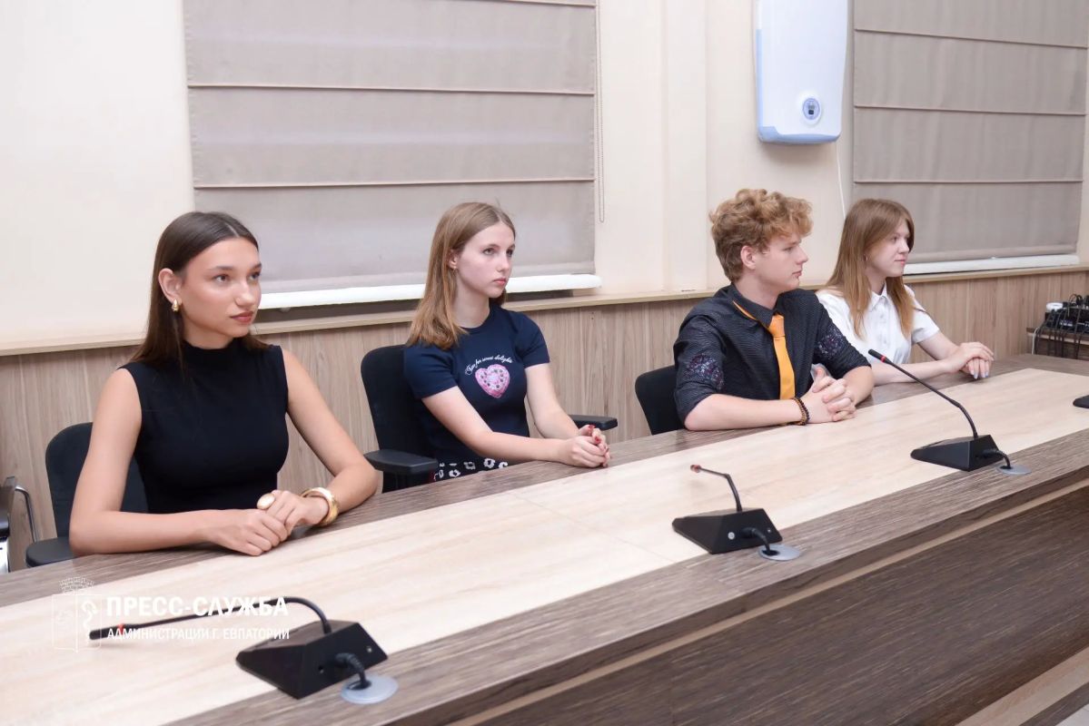 В Евпатории чествовали выпускников, набравших 100 баллов на ЕГЭ В Евпатории чествовали выпускников, набравших 100 баллов на ЕГЭ