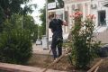 Сотрудники Службы городского хозяйства продолжают плановые работы по озеленению и содержанию городских зеленых зон