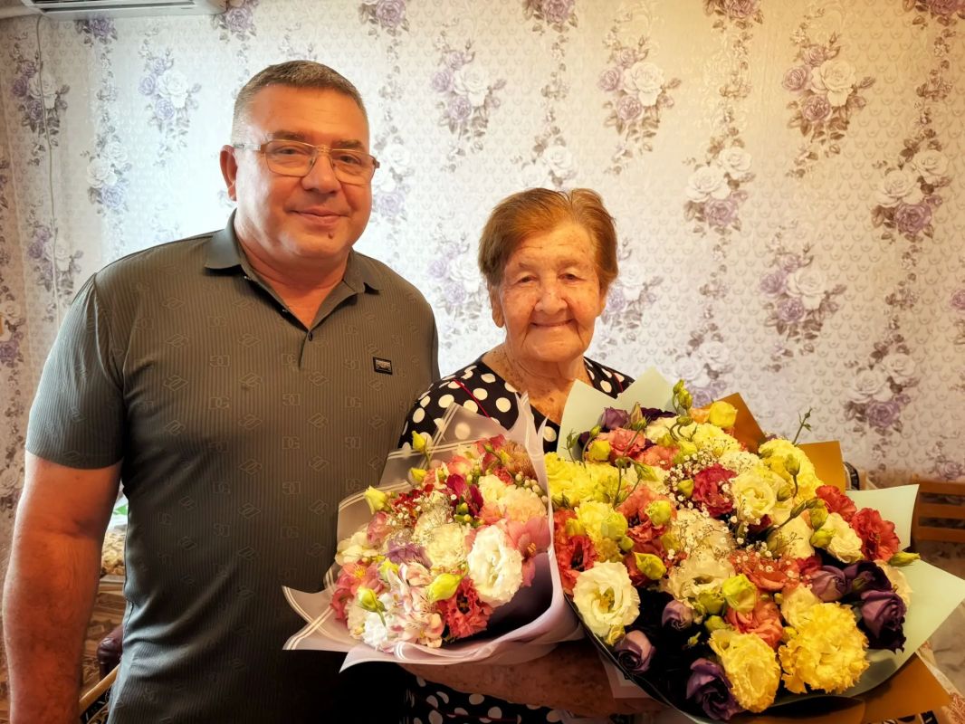 Андрей Шатыренко поздравил с 90-летием жительницу Черноморского района Андрей Шатыренко поздравил с 90-летием жительницу Черноморского района