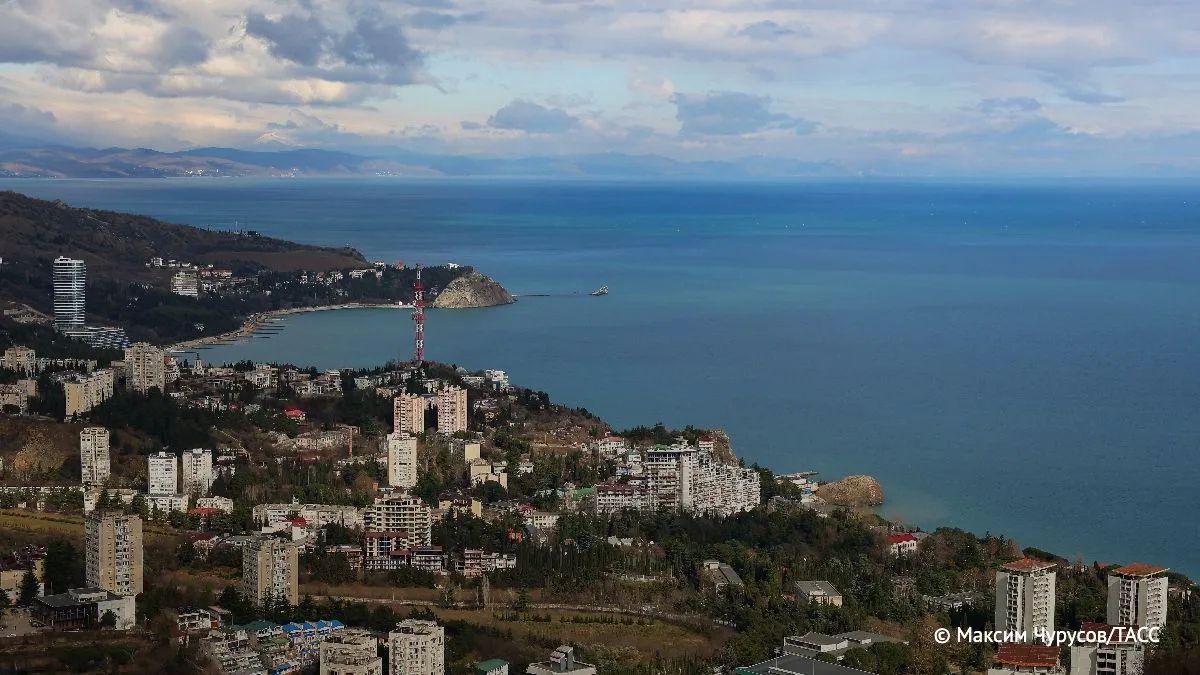 В городах Крыма открываются центры содействия населению, где жители могут получить помощь в условиях отключения электроэнергии, сообщил ТАСС советник главы республики Крючков