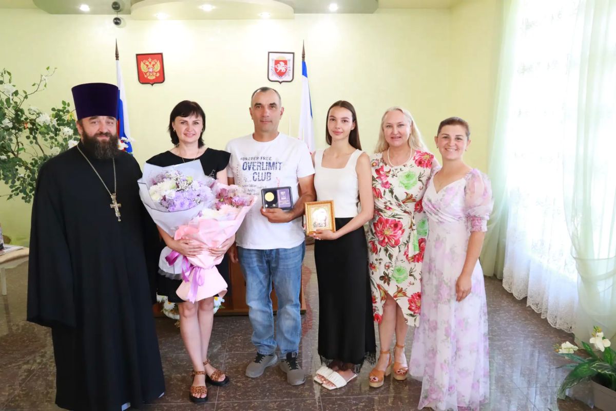 Сегодня в Белогорском районном отделе ЗАГС царила особая, по-семейному тёплая атмосфера Сегодня в Белогорском районном отделе ЗАГС царила особая, по-семейному тёплая атмосфера