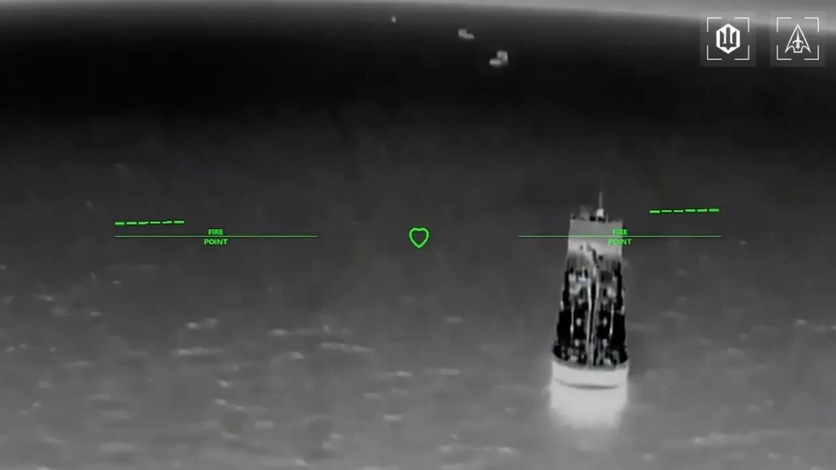 Очередные кадры ударов по 9 танкерам в том же массовом скоплении в Азовском море, опубликованные противником