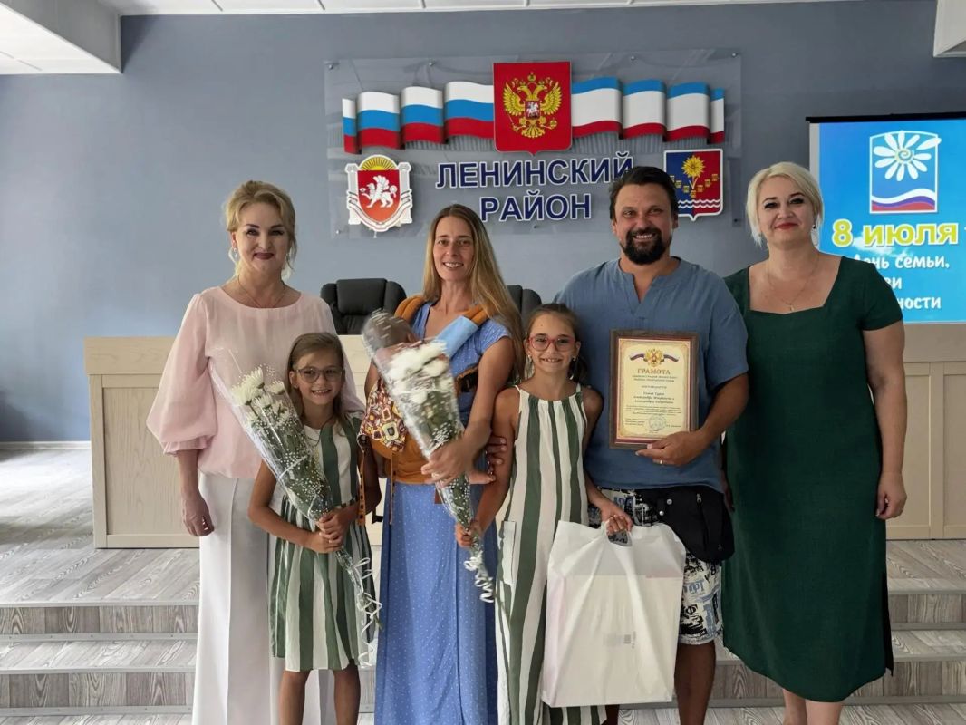 Сегодня, 8 июля, когда вся Россия отмечает светлый День семьи, любви и верности, Администрация Ленинского района собрала под своей крышей людей разных поколений Сегодня, 8 июля, когда вся Россия отмечает светлый День семьи, любви и верности, Администрация Ленинского района собрала под своей крышей людей разных поколений