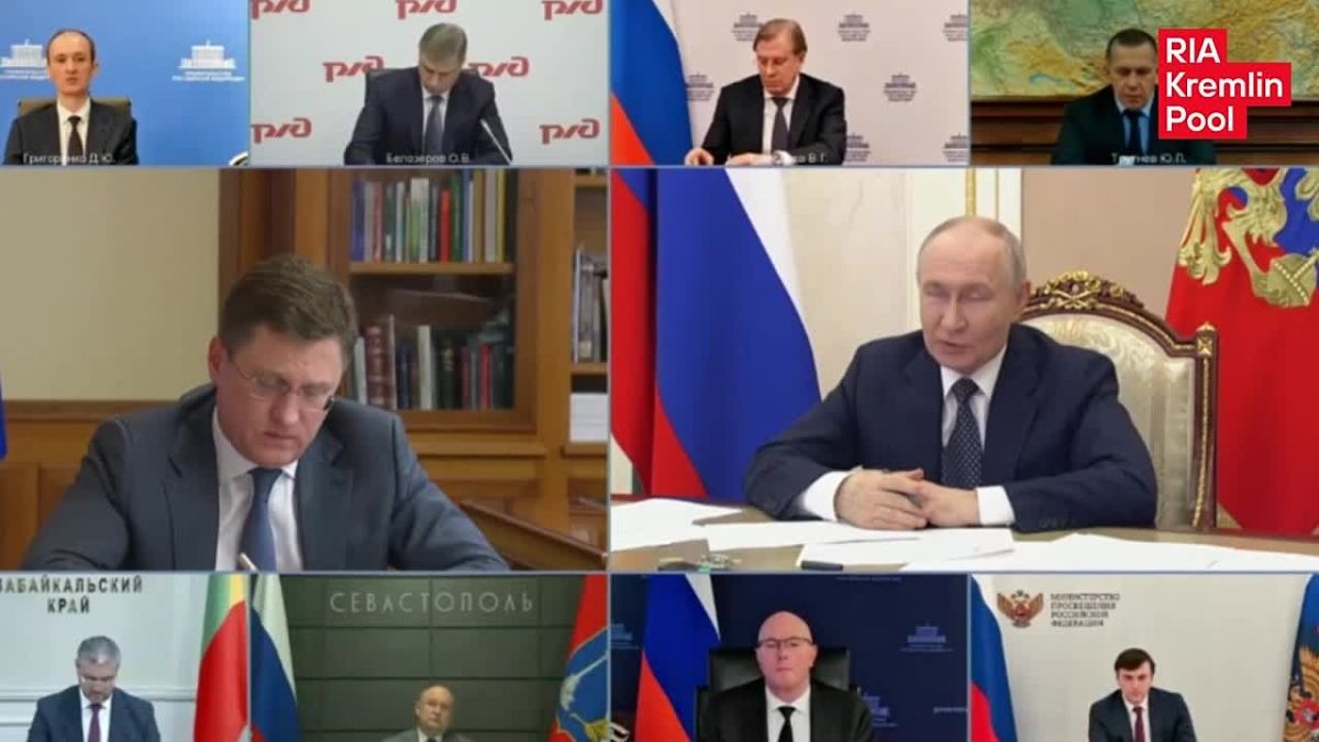 Путин призвал Новака быть точнее в формулировках по обеспечению Крыма топливом: не "готовы рассмотреть", а "рассмотреть и принять решение"
