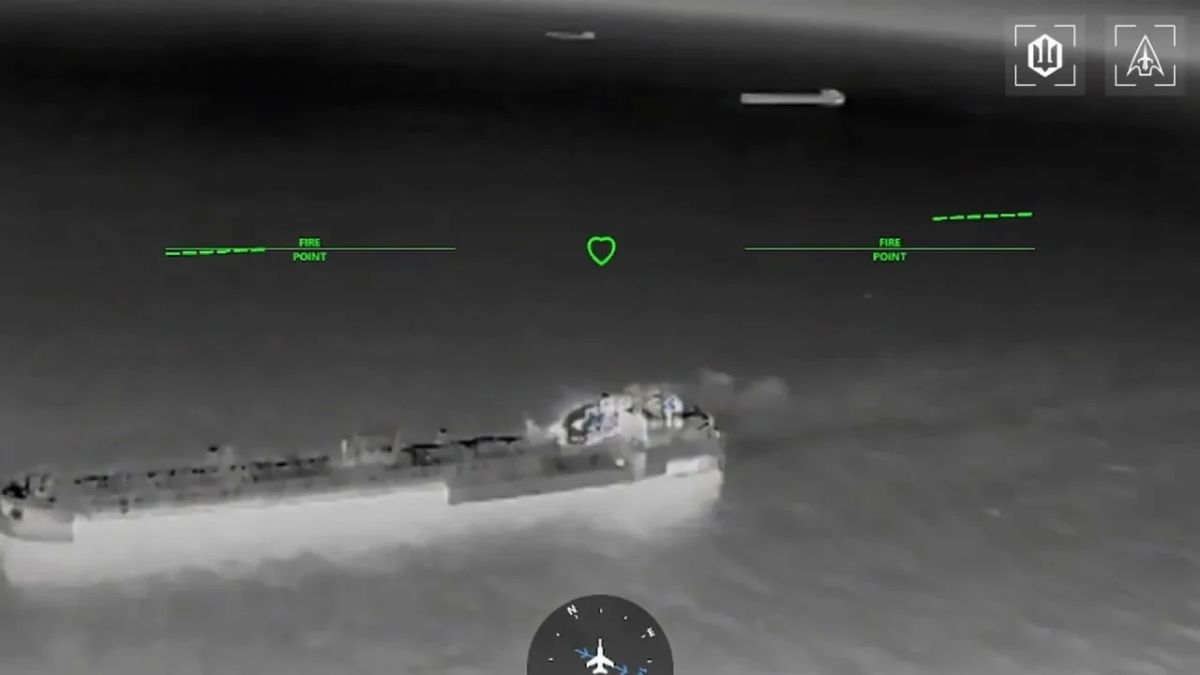 Очередные кадры ударов по 9 танкерам в том же массовом скоплении в Азовском море, опубликованные противником Очередные кадры ударов по 9 танкерам в том же массовом скоплении в Азовском море, опубликованные противником