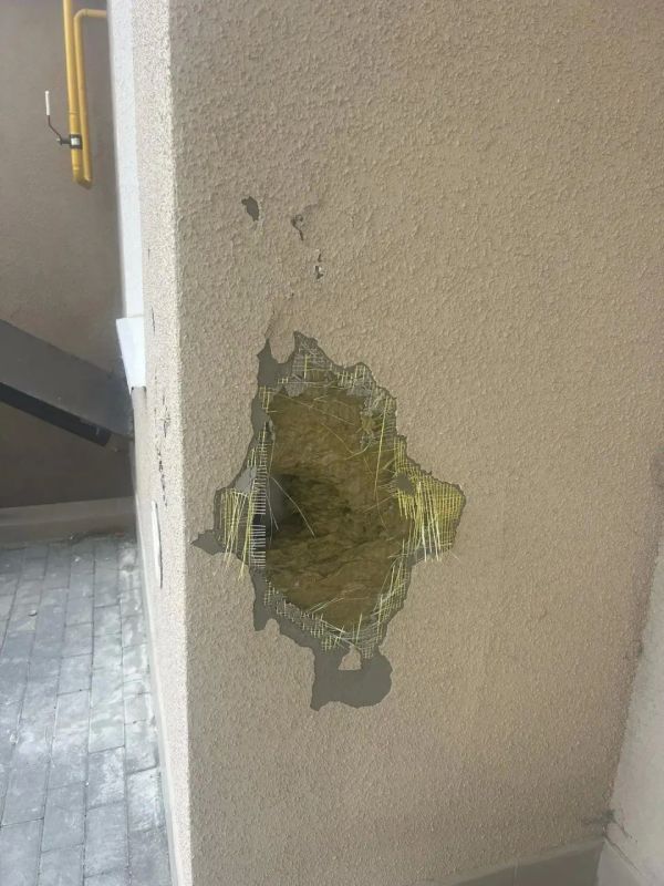 В Бахчисарае жители многоквартирного дома по улице Мира, 28 жалуются на подростков-вандалов В Бахчисарае жители многоквартирного дома по улице Мира, 28 жалуются на подростков-вандалов