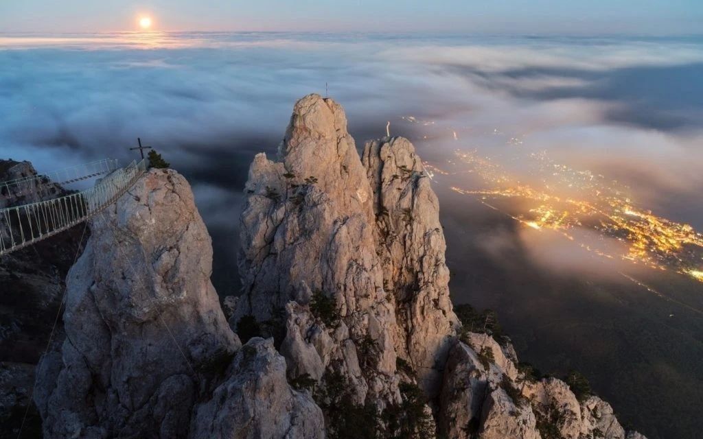 Подвесные мосты на АйПетри в Крыму (Россия)— это два пролёта на высоте 1234 метра, общей длиной около 90 метров, натянутые между зубцами горы Подвесные мосты на АйПетри в Крыму (Россия)— это два пролёта на высоте 1234 метра, общей длиной около 90 метров, натянутые между зубцами горы