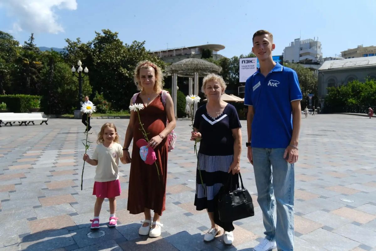 Ялтинская молодёжь подарила праздник жителям и гостям города Ялтинская молодёжь подарила праздник жителям и гостям города