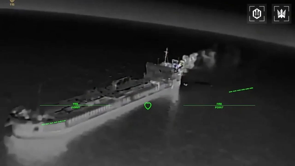Очередные кадры ударов по 9 танкерам в том же массовом скоплении в Азовском море, опубликованные противником Очередные кадры ударов по 9 танкерам в том же массовом скоплении в Азовском море, опубликованные противником