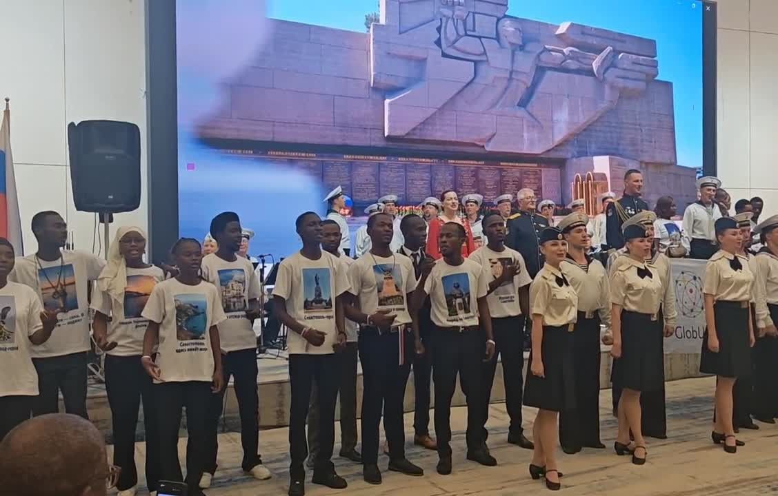 Студенты Русского дома в Браззавиле вышли на сцену вместе с Ансамблем песни и пляски Черноморского флота ВМФ России и исполнили песню «Легендарный Севастополь»