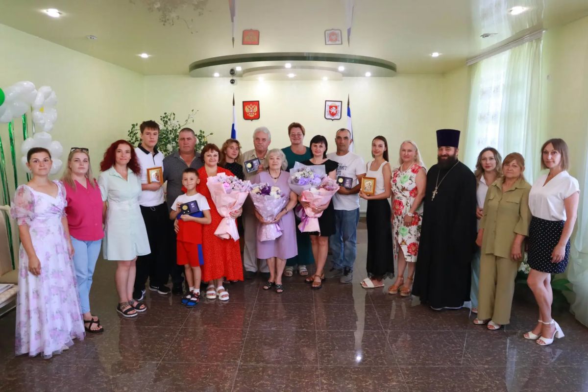 Сегодня в Белогорском районном отделе ЗАГС царила особая, по-семейному тёплая атмосфера Сегодня в Белогорском районном отделе ЗАГС царила особая, по-семейному тёплая атмосфера