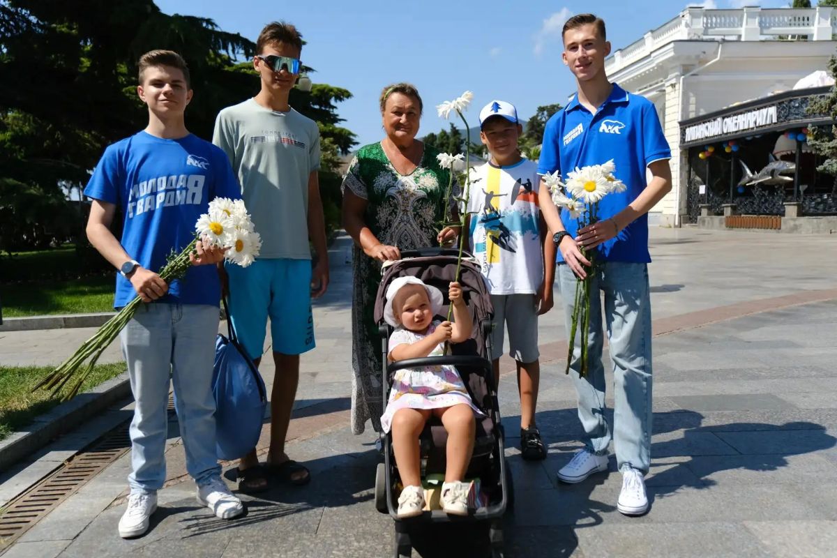 Ялтинская молодёжь подарила праздник жителям и гостям города Ялтинская молодёжь подарила праздник жителям и гостям города