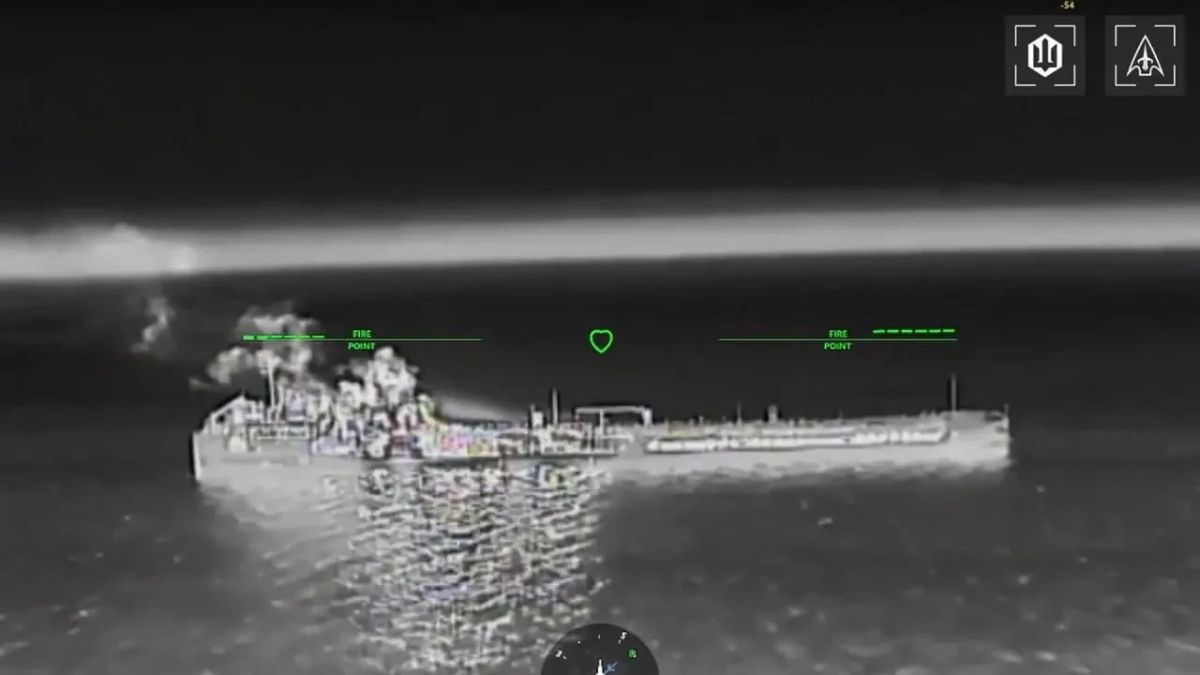 Очередные кадры ударов по 9 танкерам в том же массовом скоплении в Азовском море, опубликованные противником Очередные кадры ударов по 9 танкерам в том же массовом скоплении в Азовском море, опубликованные противником