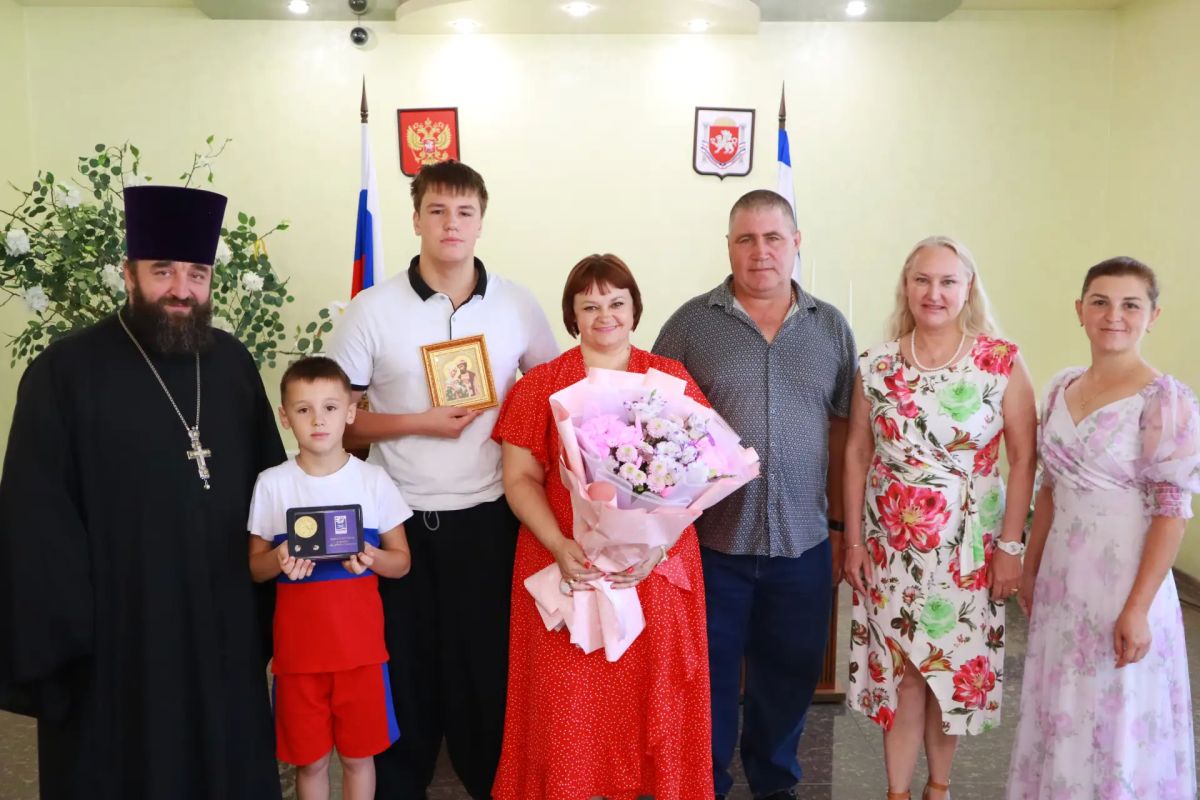Сегодня в Белогорском районном отделе ЗАГС царила особая, по-семейному тёплая атмосфера Сегодня в Белогорском районном отделе ЗАГС царила особая, по-семейному тёплая атмосфера