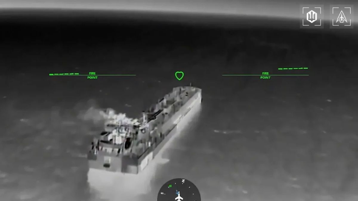 Очередные кадры ударов по 9 танкерам в том же массовом скоплении в Азовском море, опубликованные противником Очередные кадры ударов по 9 танкерам в том же массовом скоплении в Азовском море, опубликованные противником