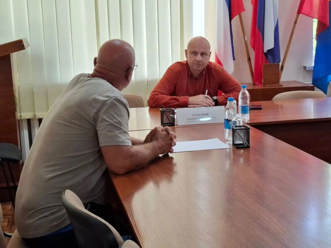 Глава администрации Советского района Александр Харламов провел очередной прием граждан при участии председателя Советского районного совета Виктории Грицай на котором рассмотрел обращения жителей