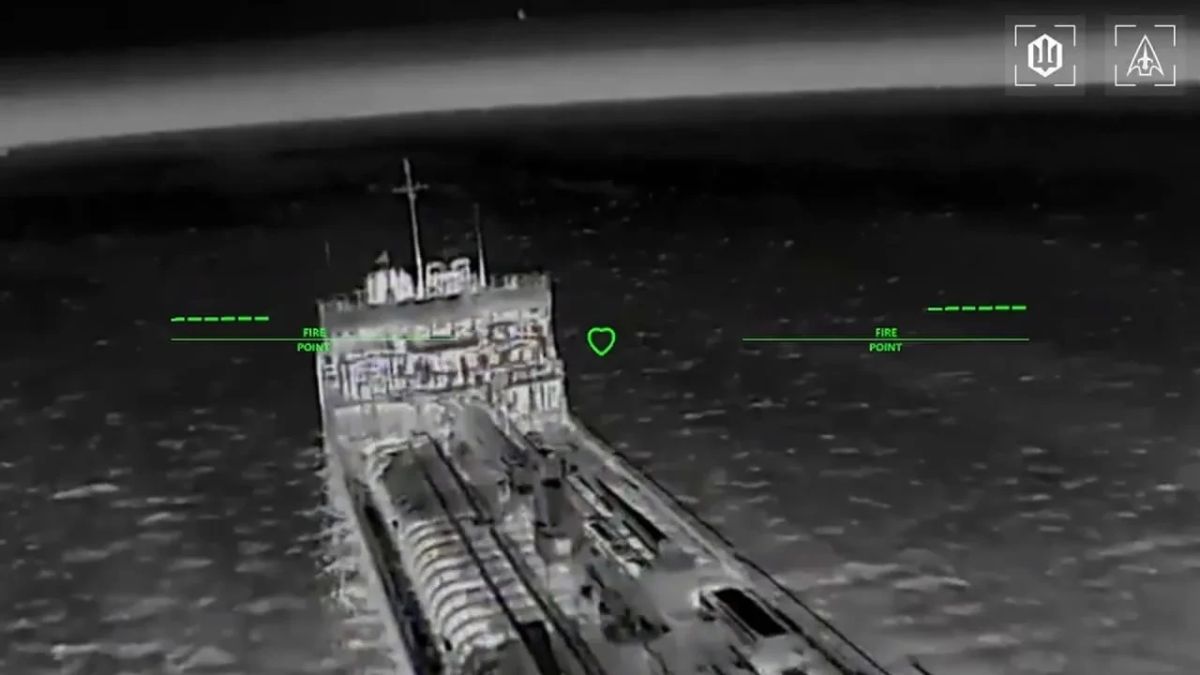 Очередные кадры ударов по 9 танкерам в том же массовом скоплении в Азовском море, опубликованные противником Очередные кадры ударов по 9 танкерам в том же массовом скоплении в Азовском море, опубликованные противником