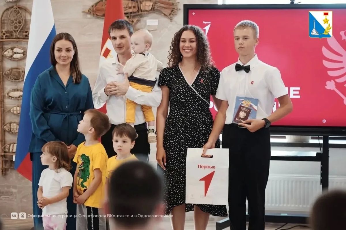 В Севастополе отметили День семьи, любви и верности мастер-классами, беседами и вручением паспортов В Севастополе отметили День семьи, любви и верности мастер-классами, беседами и вручением паспортов